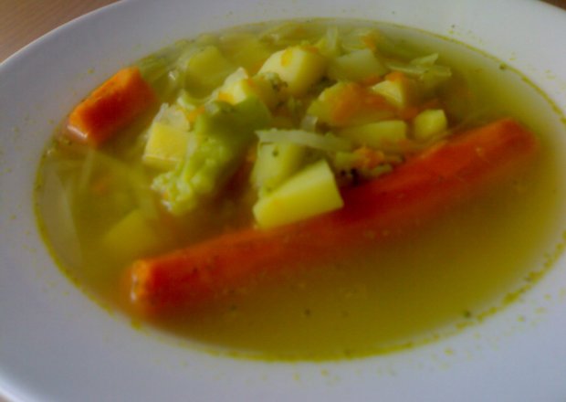 Fotografia przedstawiająca Zupa z brokułami i kapustą
