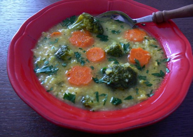 Fotografia przedstawiająca Zupa z brokułami i piersią z kurczaka