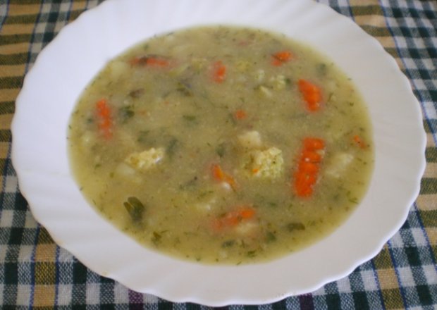Fotografia przedstawiająca Zupa z brokułami, ziemniakami i marchewką
