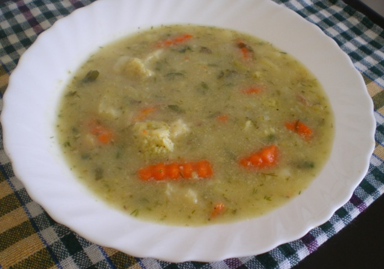 Zupa z brokułami, ziemniakami i marchewką foto