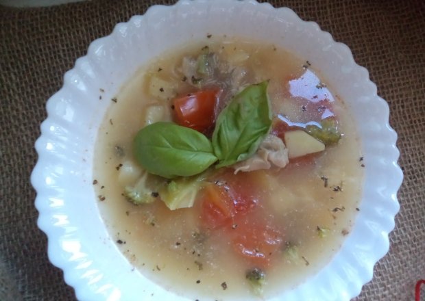 Fotografia przedstawiająca Zupa z brokulem, boczniakami i pomidorem :)