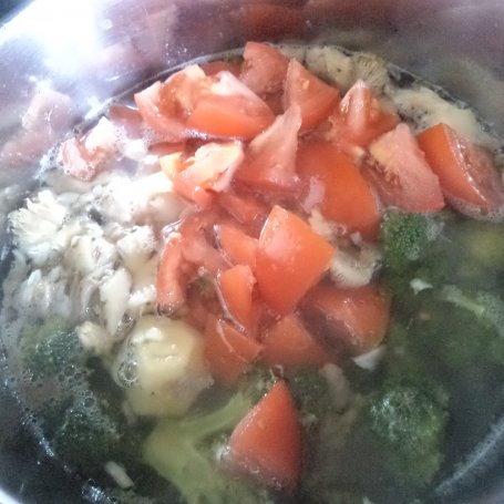 Krok 4 - Zupa z brokulem, boczniakami i pomidorem :) foto