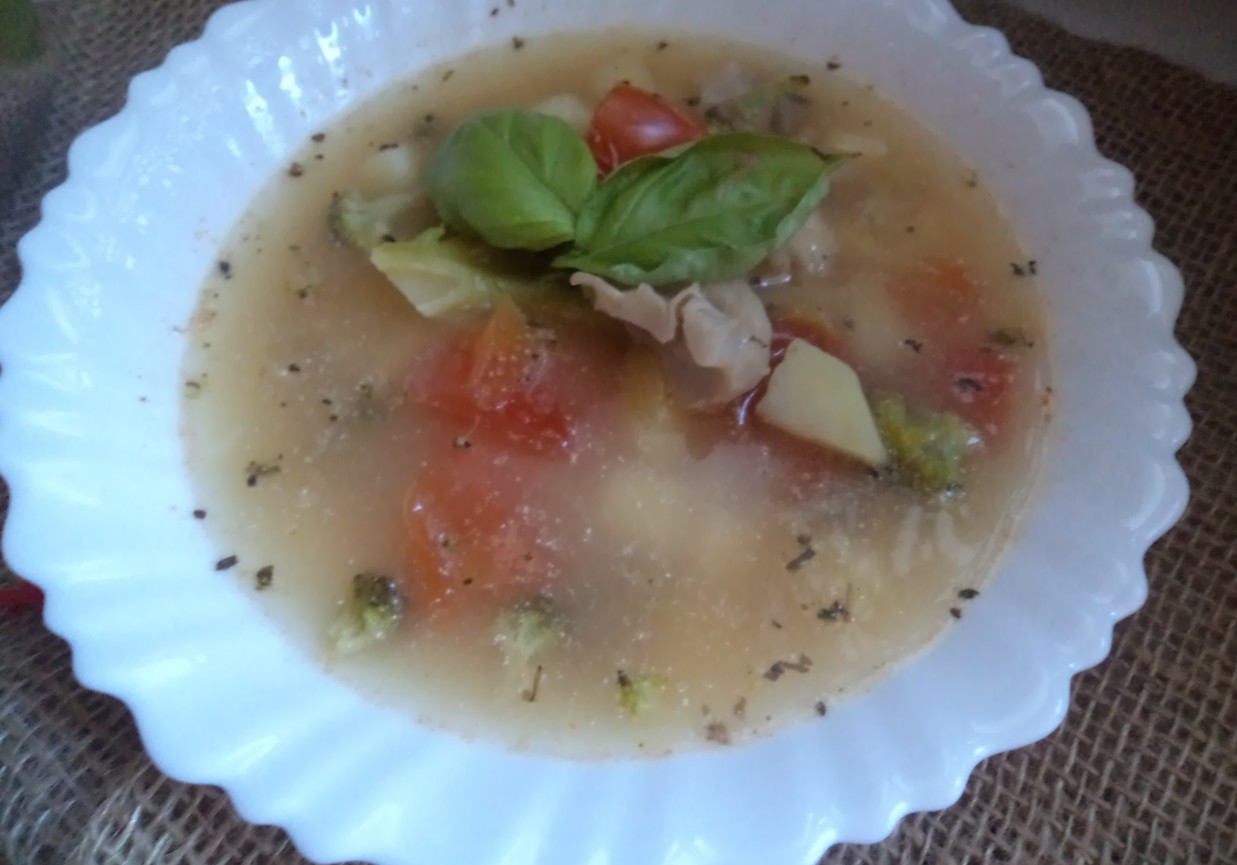 Zupa z brokulem, boczniakami i pomidorem :) foto