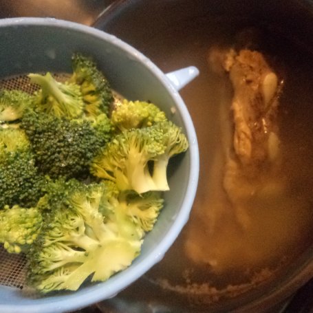 Krok 2 - Zupa z brokułem i Camembertem :) foto
