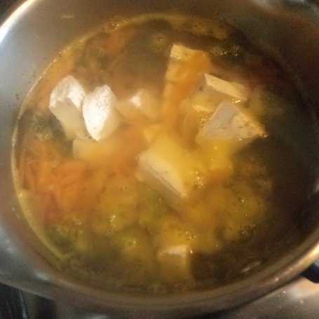 Krok 4 - Zupa z brokułem i Camembertem :) foto