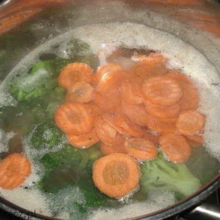 Krok 3 - Zupa z brokułem i fasolką foto