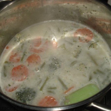 Krok 4 - Zupa z brokułem i fasolką foto