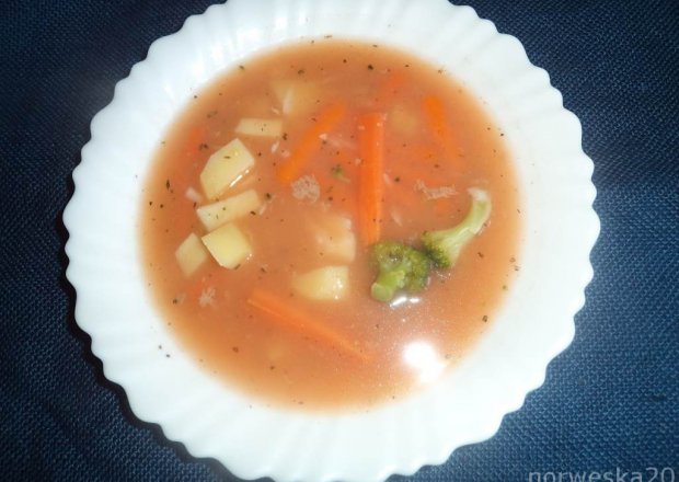 Fotografia przedstawiająca Zupa z brokułem i mini marcheweczkami :)