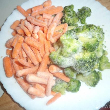 Krok 3 - Zupa z brokułem i mini marcheweczkami :) foto