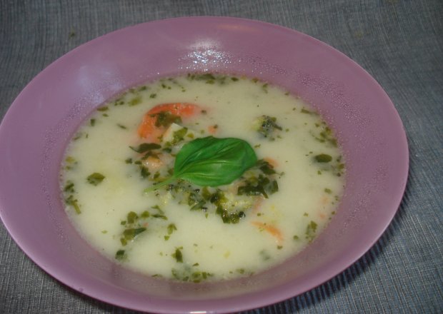 Fotografia przedstawiająca Zupa z brokułem i szpinakiem ( z mrożonych warzyw ) :)