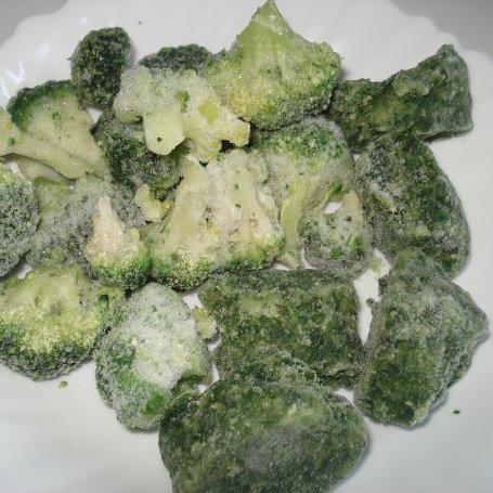 Krok 3 - Zupa z brokułem i szpinakiem ( z mrożonych warzyw ) :) foto