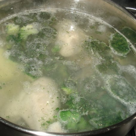 Krok 4 - Zupa z brokułem i szpinakiem ( z mrożonych warzyw ) :) foto