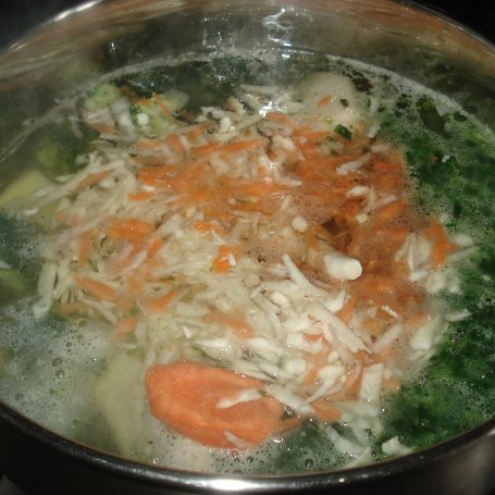 Krok 5 - Zupa z brokułem i szpinakiem ( z mrożonych warzyw ) :) foto