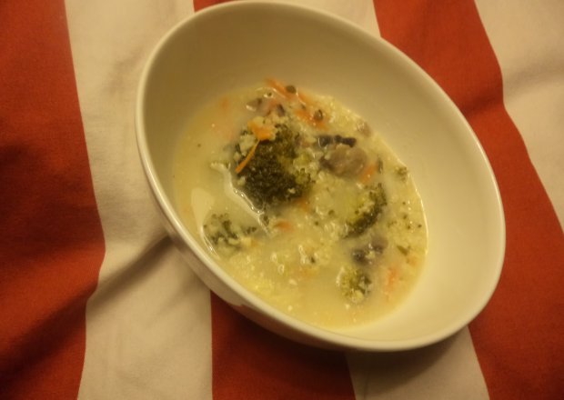 Fotografia przedstawiająca Zupa z brokułem ,pieczarkami i kaszą jaglaną:)