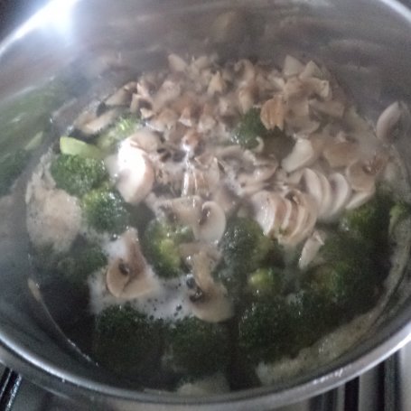 Krok 3 - Zupa z brokułem ,pieczarkami i kaszą jaglaną:) foto