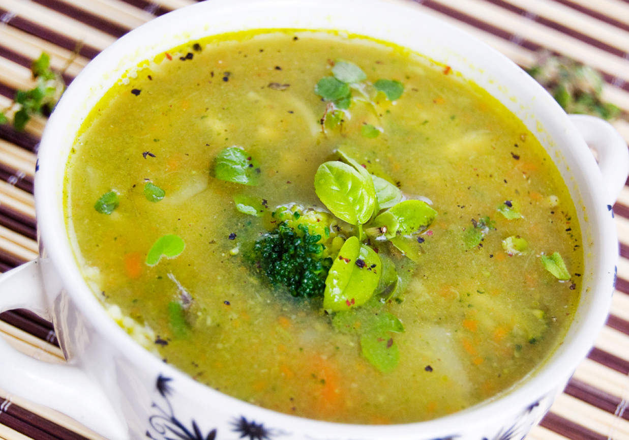 Zupa z brokułów, kalarepy i marchewki foto