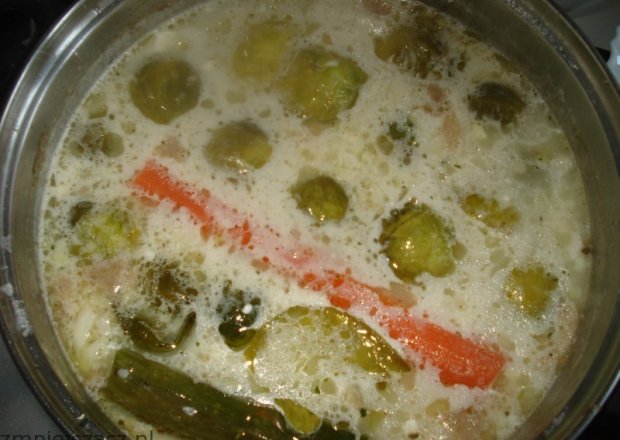 Fotografia przedstawiająca Zupa z brukselką  i serkami topionymi