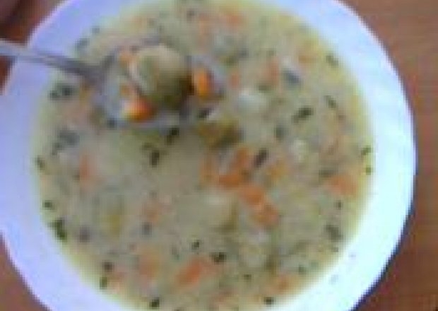 Fotografia przedstawiająca Zupa z brukselką na porcji rosołowej