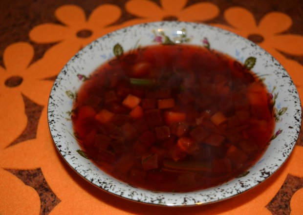 Fotografia przedstawiająca Zupa z burakami i fasolką szparagową