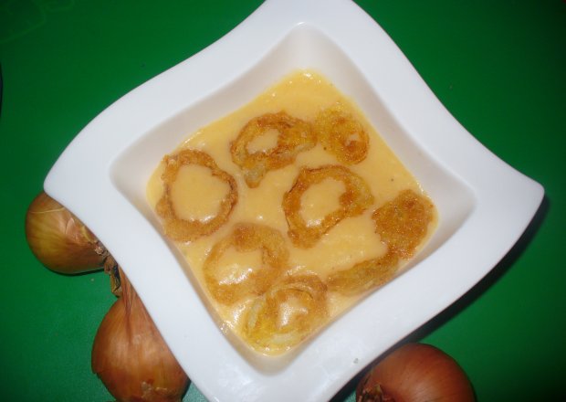 Fotografia przedstawiająca Zupa z cebulą i ziemniakiem