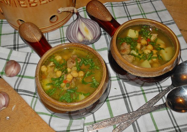 Fotografia przedstawiająca Zupa z ciecierzycą i wieprzowiną
