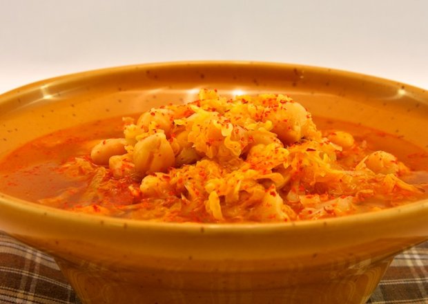Fotografia przedstawiająca Zupa z ciecierzycy i kapusty włoskiej