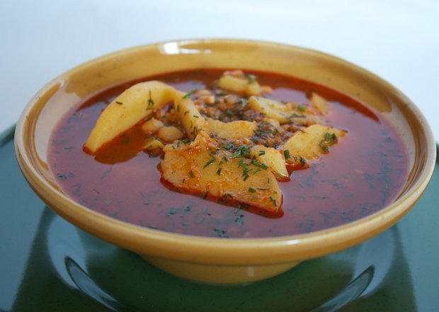 Fotografia przedstawiająca Zupa z ciecierzycy i ziemniaków