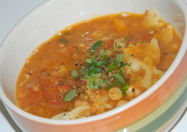 Fotografia przedstawiająca Zupa z ciecierzycy z makaronem