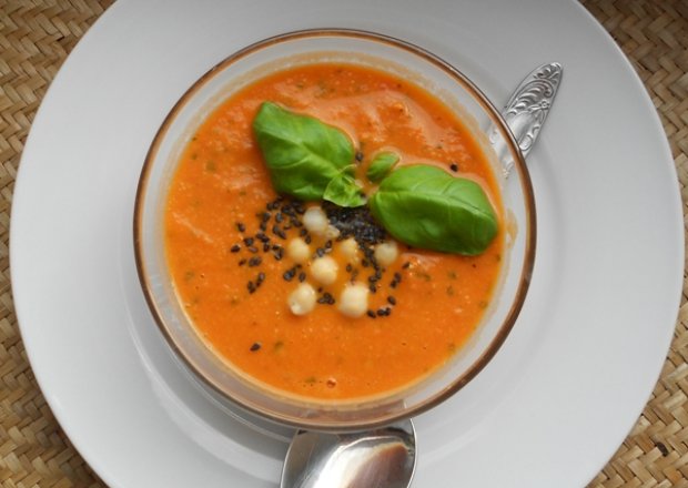 Fotografia przedstawiająca Zupa z ciecierzycy z pomidorami i oregano