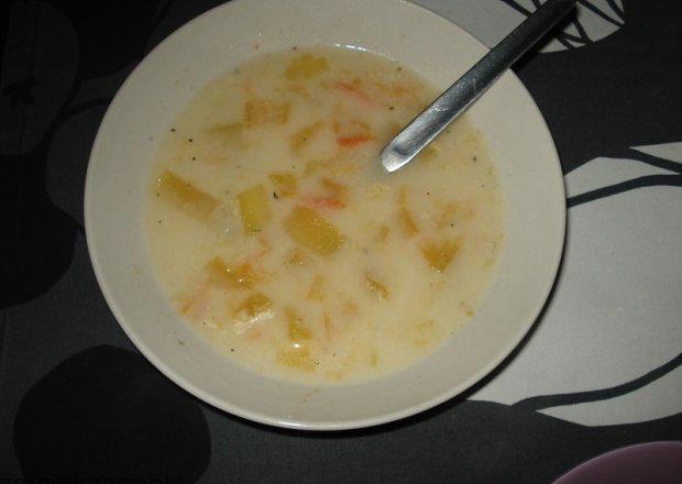 Fotografia przedstawiająca Zupa z cukini i innymi warzywami