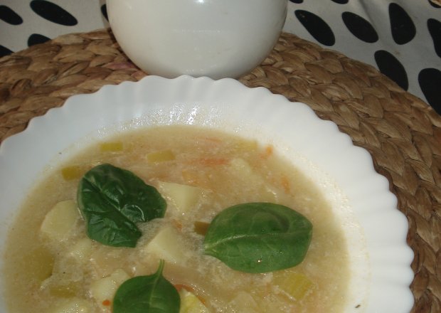 Fotografia przedstawiająca Zupa z cukini i pora z ostrą nutką papryki