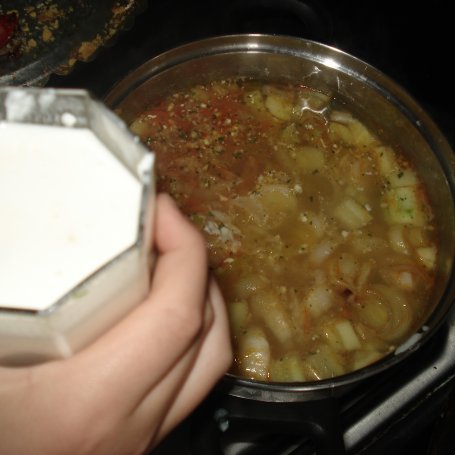 Krok 10 - Zupa z cukini i pora z ostrą nutką papryki foto