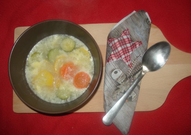 Fotografia przedstawiająca Zupa z cukinią i lanym ciastem
