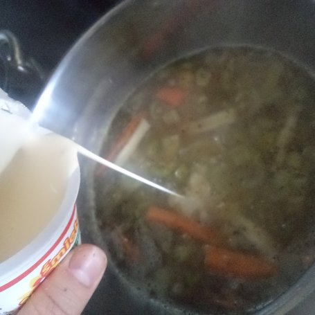 Krok 6 - Zupa z cukinią, selerm naciowym i kaszą owsianą :) foto