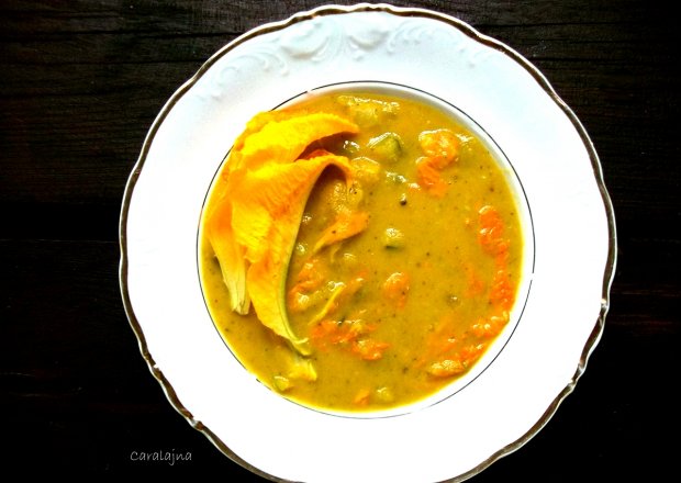 Fotografia przedstawiająca zupa z cukinii, fasolki szparagowej i kwiatów dyni