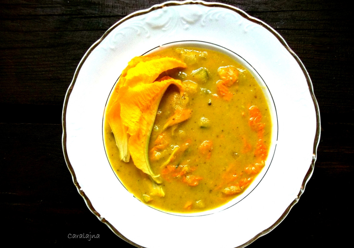 zupa z cukinii, fasolki szparagowej i kwiatów dyni foto