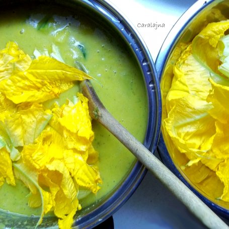Krok 5 - zupa z cukinii, fasolki szparagowej i kwiatów dyni foto