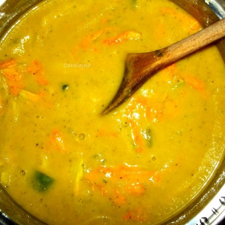 Krok 6 - zupa z cukinii, fasolki szparagowej i kwiatów dyni foto