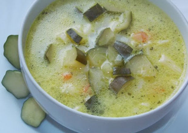 Fotografia przedstawiająca Zupa z cukinii na żeberkach