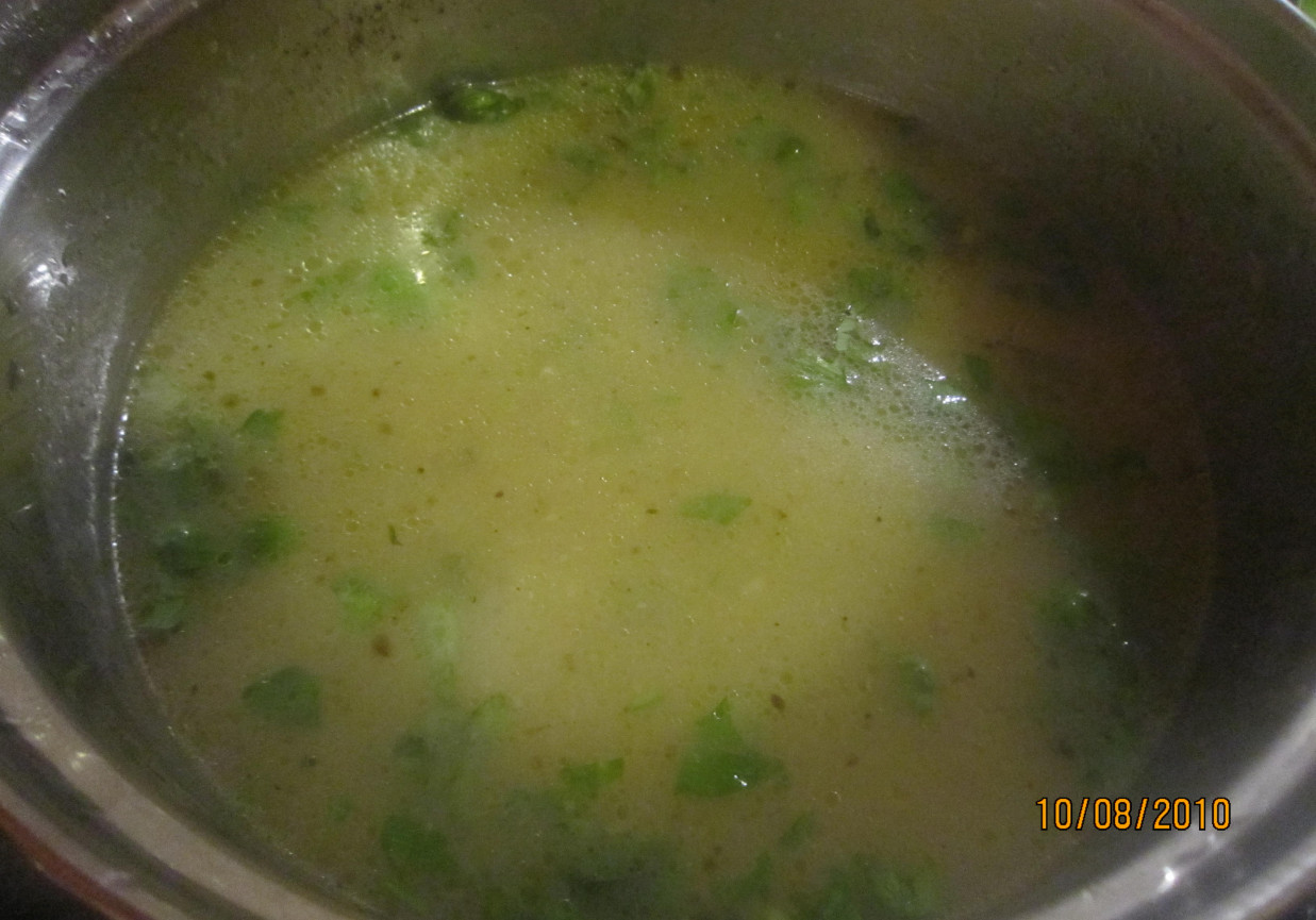 Zupa z cukinii z bazylią i oregano foto