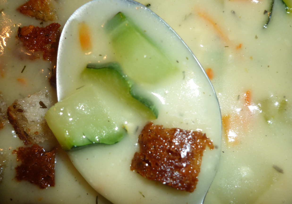 Zupa z cukinii z grzankami foto