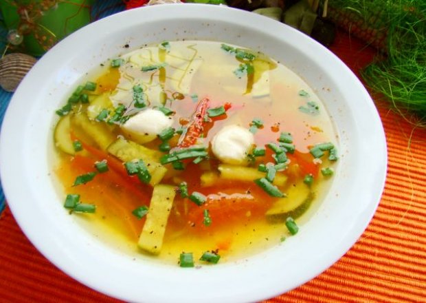 Fotografia przedstawiająca Zupa z cukinii z kulkami mozzarelli
