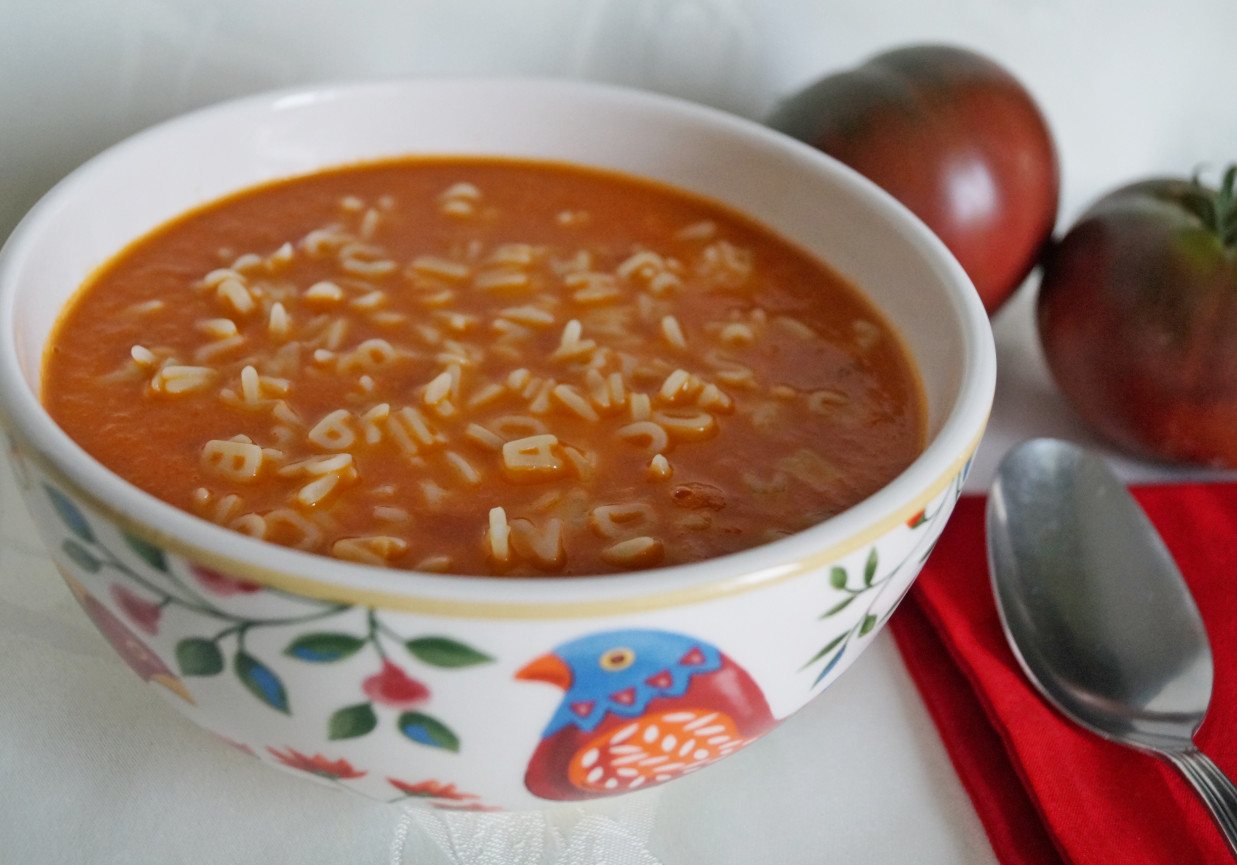 Zupa z czarnych pomidorów foto
