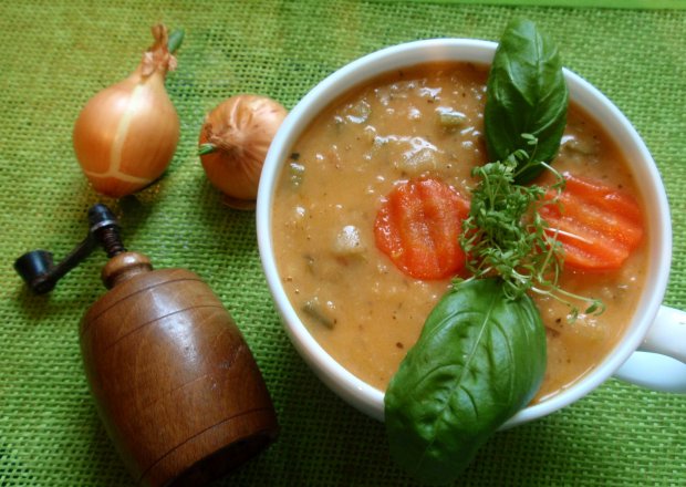 Fotografia przedstawiająca Zupa z czerwoną soczewicą i pomidorami