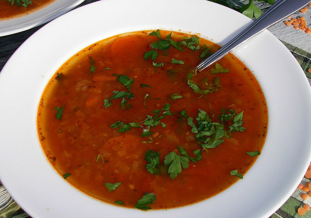 Zupa z czerwoną soczewicą i pomidorami foto