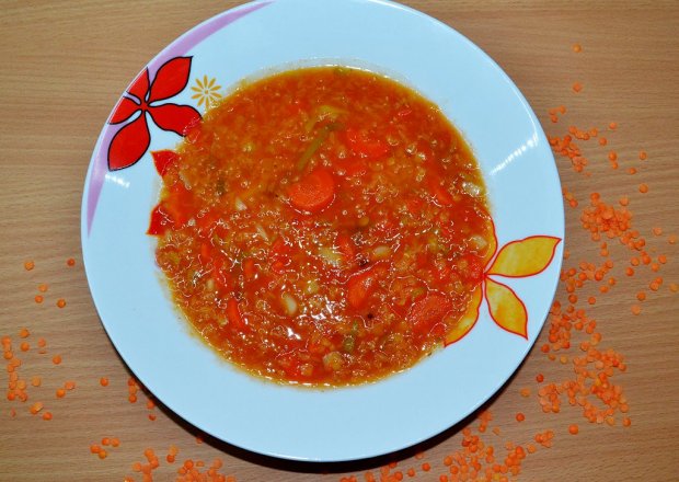 Fotografia przedstawiająca zupa z czerwoną soczewicą