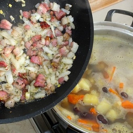 Krok 4 - Zupa z czerwonej fasoli na boczku foto