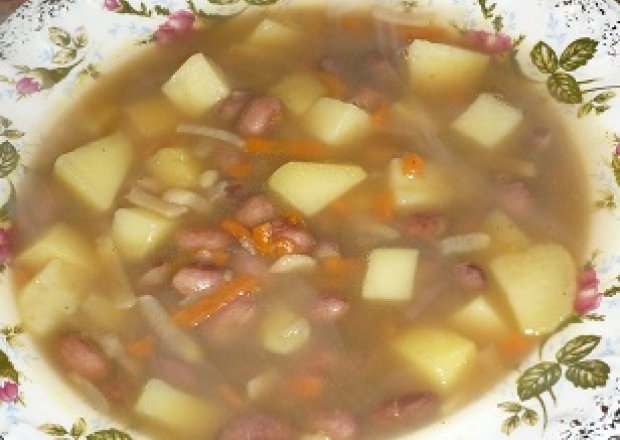 Fotografia przedstawiająca Zupa z czerwonej fasoli na żeberkach