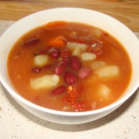 Krok 5 - Zupa z czerwonej fasoli z pomidorami foto