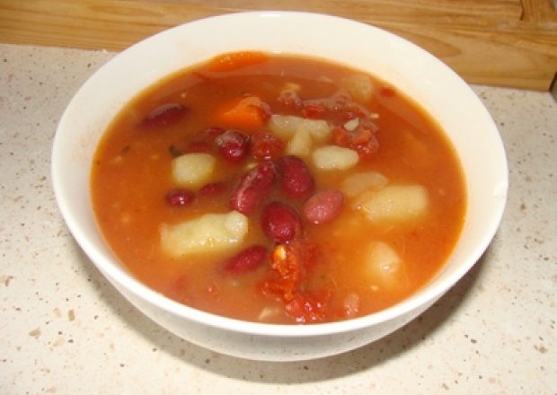 Fotografia przedstawiająca Zupa z czerwonej fasoli z pomidorami